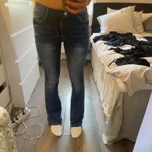 Säljer nu mina snygga och näst intill oandvända jeans ifrån shein, är 173 och dessa valde jag att göra lite längre men passar perfekt super bra skick och super bekväma