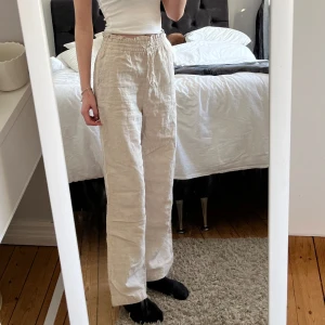 Linne byxor  - Linne byxor från Cubus. Jag är 170 cm och byxorna är i storlek xs. Byxorna är i fint skick. Skriv gärna om du undrar något. Köparen står för frakten 
