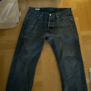 Levis - Levis 501 grå jeans Storlek W33 L30  