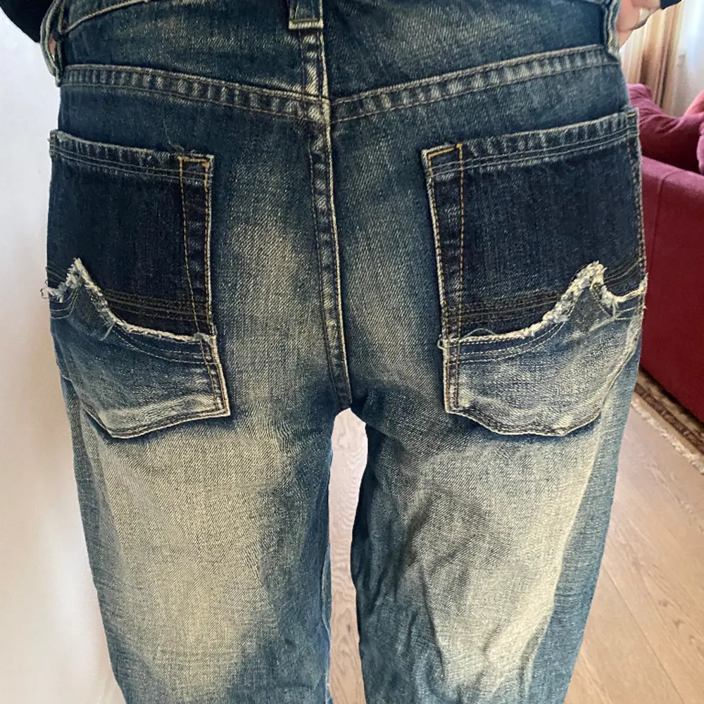 Dessa jeans är vintage och snyggt slitna. De är relaxed fit med lite bootcut. De är lowwaist med snygga bakfickor och lite blekta där fram. De är äkta Diesel jeans köpte i en vintage butik i Köpenhamn. Str: M. Jeans & Byxor.