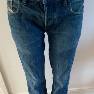 Dessa jeans är lowwaist relaxed fit. De är ganska långa så passar lite längre personer. De är äkta Diesel köpt på en vintage affär i Köpenhamn. 