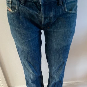 Vintage Diesel jeans - Dessa jeans är lowwaist relaxed fit. De är ganska långa så passar lite längre personer. De är äkta Diesel köpt på en vintage affär i Köpenhamn. 