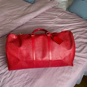 Louis Vuitton Kepall  - Louis Vuitton keepall 55 i rött läder(den största storlek som man får ha som handbagage på flyg) Mått: B 55cm H31cm D24CM Köpt på luxe-porter, äkthetgaranterad och kvitto finns!  Vid snabb affär går såhär priset att diskutera❤️