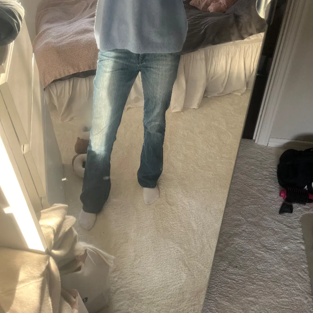 Super snygga lågmidjade jeans som är bootcut dom passar mig som är 170, vra skick och super fin färg! skriv vid fler frågor🥰. Jeans & Byxor.