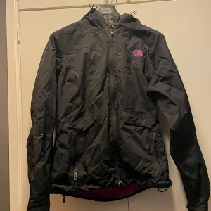 Vindjacka  - Vindjacka använd i bra skick kommer från rök och djur fritt hem använd en säsong