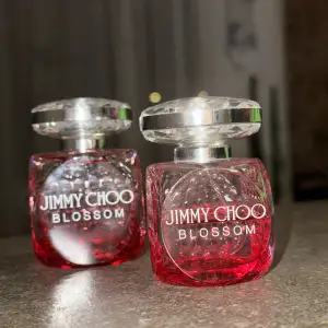 Säljer min sambos Jimmy Choo Blossom. - 40ml halvfull - 60ml full  Nypris 60ml: 930kr Nypris 40ml: 650kr