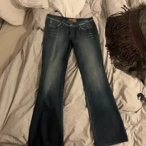 Supersnygga bootcut jeans! Lågmidjade och jättesnygg färg. Är storlek 30/34 men passar mig som brukar ha M och är långa💞