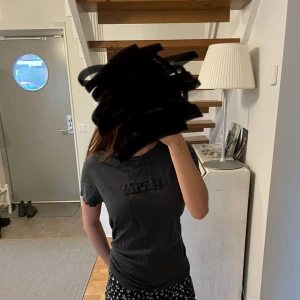 Blå kort hoodie - En svart/grå enkel t-shorts i ett kännt märke. Stilren och matchar allt.