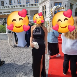 Balklänning från Nelly stl 34/xs - Superfin svart lång balklänning med slits på ena sidan. Halterneck och öppen rygg. Köpt  från Nelly 2023 använd en gång. Säljer en röd exakt likadan i annan annons. 