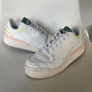 Adidas sneakers  - Adidas original Forum Bold i storlek 38 2/3. I gott skick, sparsamt använda. Jag upplever att dom är true to size. 