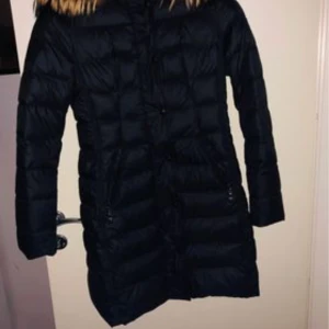 Hollister by sthlm - Tyvärr vart den för liten efter endast använd 2ggr förra vintern 😅