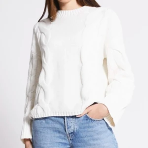 Vit kabelstickad tröja - Jättefin och aldrig använd, säljer då den var lite för lång på mig för min smak.