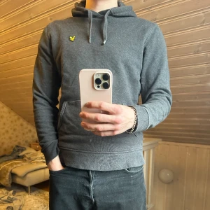 Huvtröja  - Tjocktröja med huva från Lyle & Scott. Enkel och snygg. Storlek S men passar även M