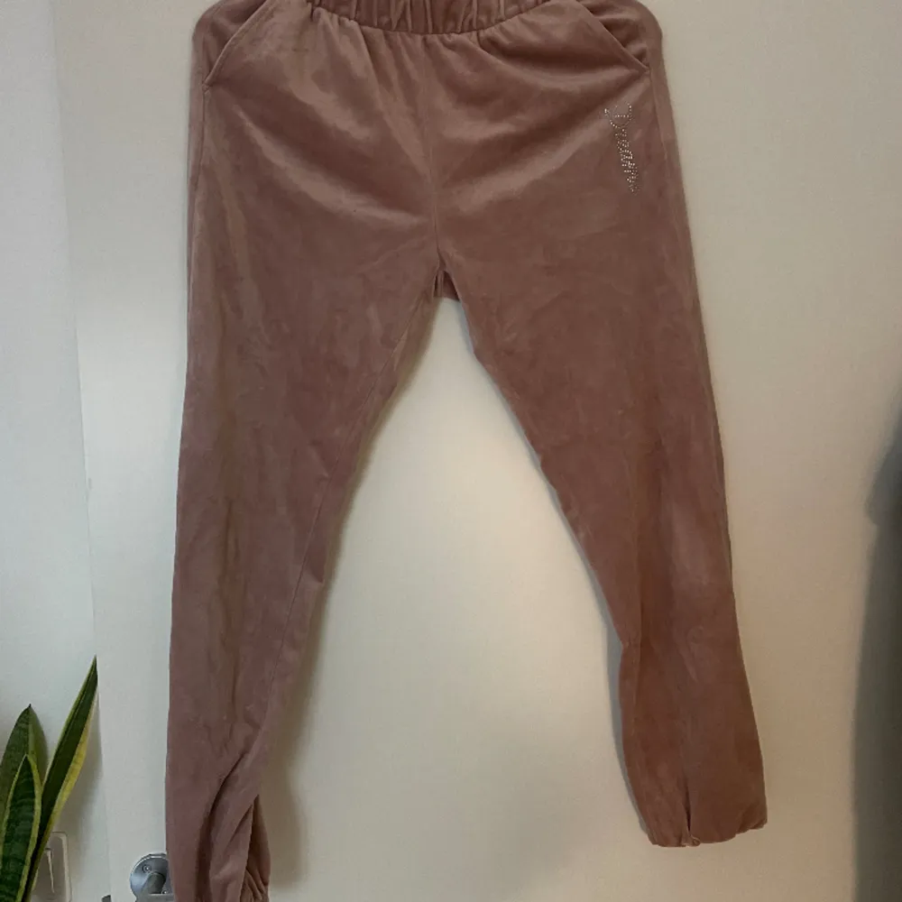 Rosa mjukisbyxor i plysch och med diamant text på benet 80 kr+ frakt😊. Jeans & Byxor.