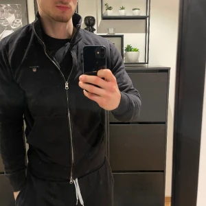 Gant zip  - Väldigt snygg gant zip  ( utan luva) i super bra skick ! Sparsamt använd och passar perfekt inför våren , storlek M 💫💫💫