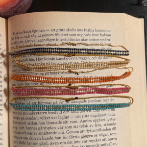 handgjorda armband - handgjorda armband, 20 kr styck💖 de är justerbara!!🫶 skriv om du har frågor ‼️1, 4 & 5 är sålda‼️