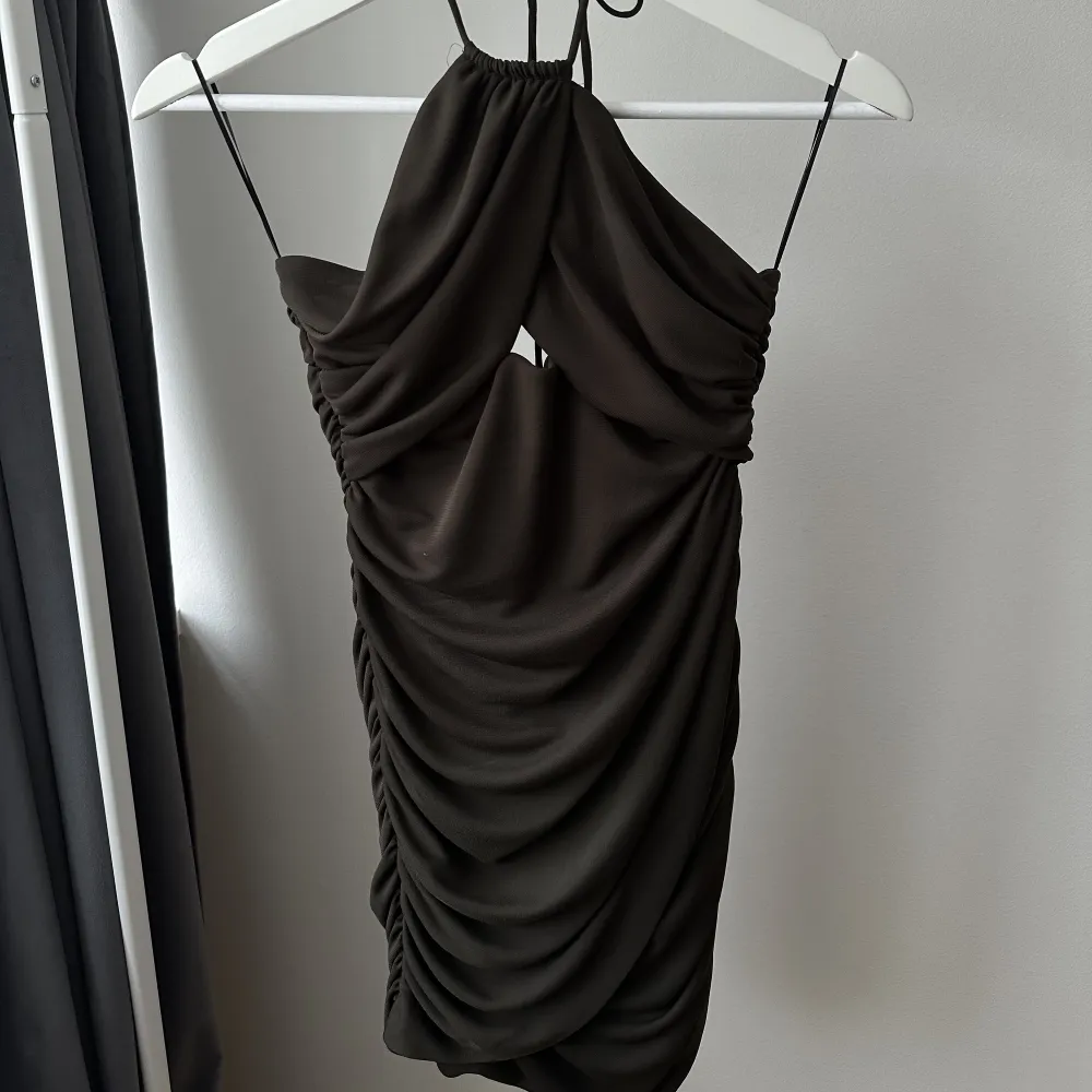 Såå snygg klänning från Zara!! Aldrig använd🤎. Klänningar.