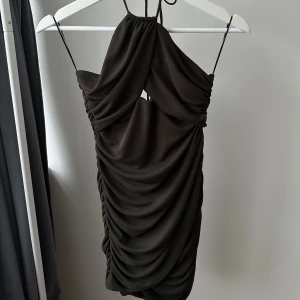 Festklänning från Zara - Såå snygg klänning från Zara!! Aldrig använd🤎