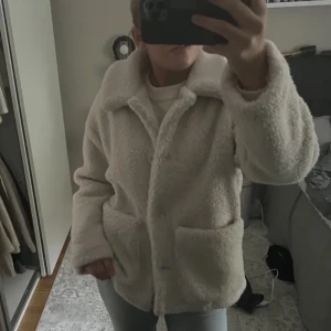Teddyjacka - Teddyjacka köpt här på plick, säljer då den inte riktigt passade mig. Bilden är lånad från förra säljaren, super fint skick 👌
