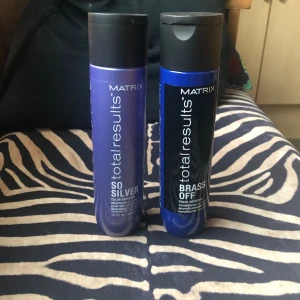 Matrix silvershampo o balsam  - Minst 50% kvar i båda flaskorna. Har funkat superbra för mitt hår men är inte blond längre. 80 kr för båda flaskorna.