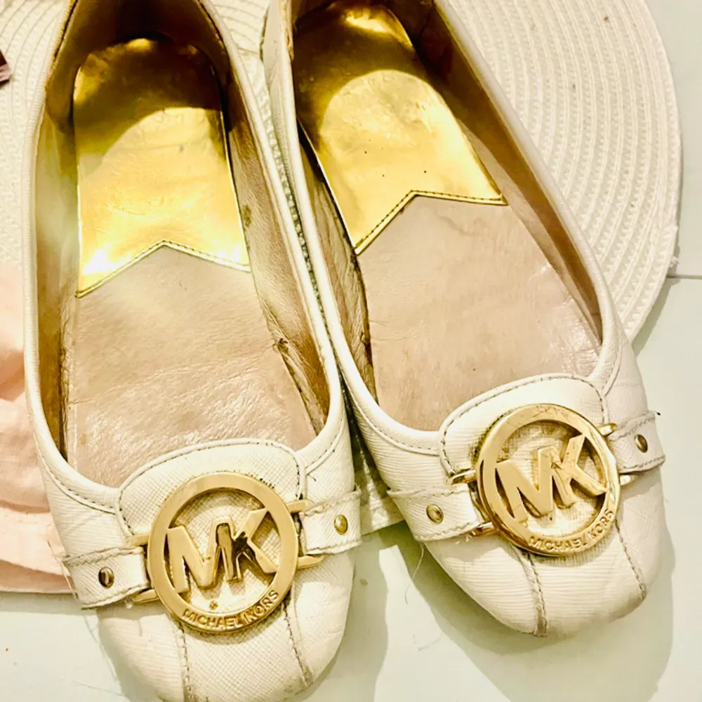 Snygga bekväma ballerina skor i äkta skinn. Vita med guldlogga. Använda ett fåtal ggr och i gott skick. Gummi sula under . Skor.