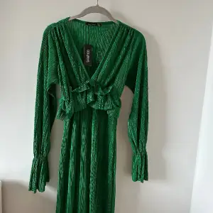 Grön klänning från boohoo. Aldrig använd. Är i storlek 40 men sitter som en 38:a. 
