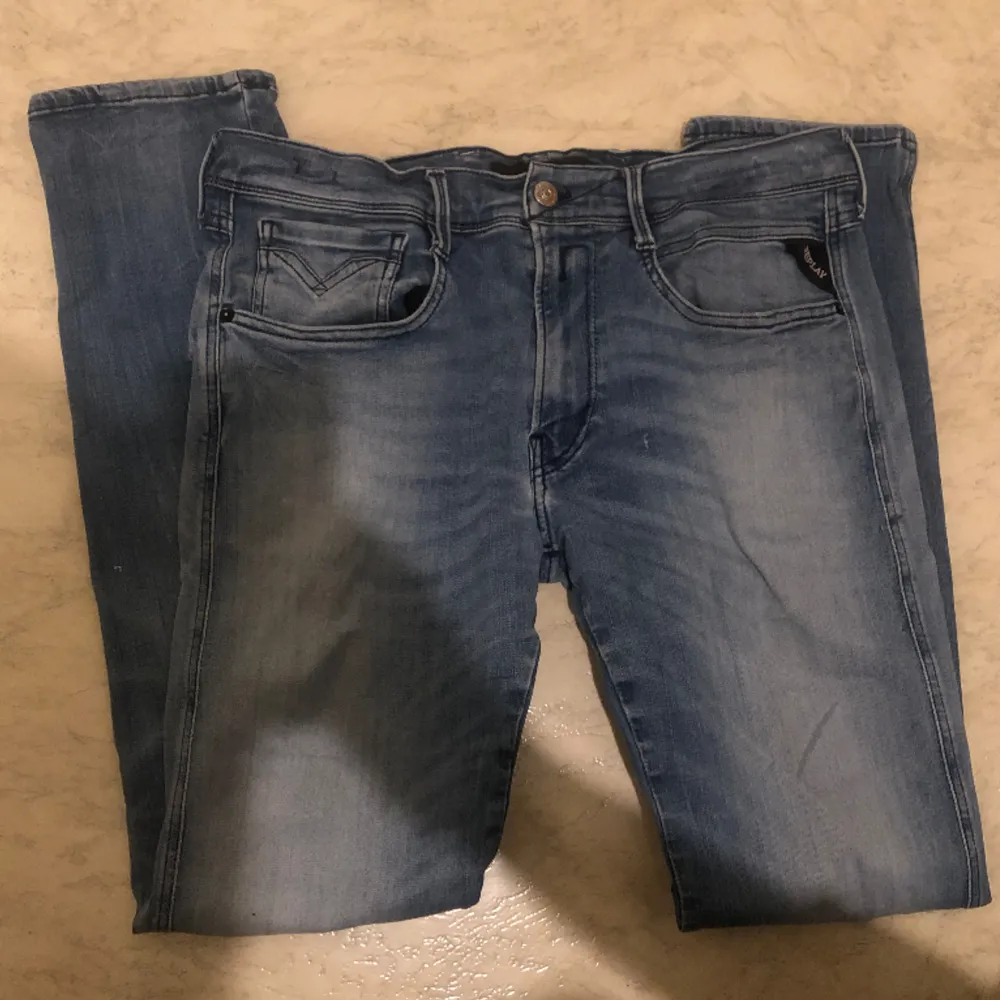 Replay anbass jeans i toppskick i storlek 32/32 som säljs för endast 349kr!  Tveka inte på att skriva till oss vid minsta lilla fundering :). Jeans & Byxor.
