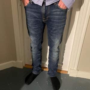Säljer dessa fräscha jeans från märket ”nudie jeans” Den är modellen ”grim timm” vilket är en efterlängtad modell. Vid funderingar hör av er!