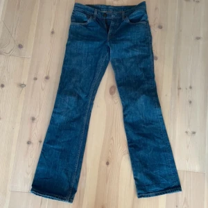 Lågmidjade Levis jeans  - Egensydda så att dom sitter lågmidjat, bra sytt inga hål eller slarvfel!  Skriv för fler bilder!💕 Midjelängd: 37cm Ytterbenslängd: 102 Innebenslängd: 80 Utsvängning: 22cm Midjemått: 22cm
