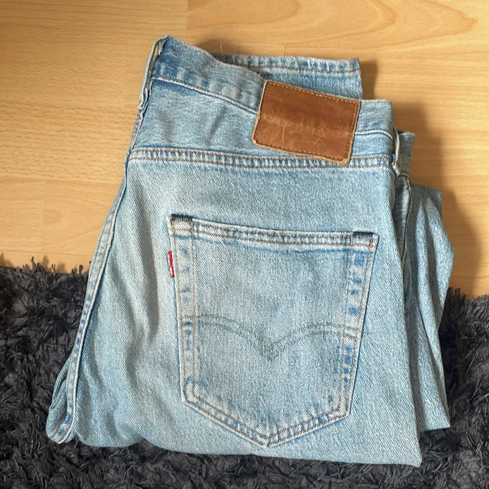 Säljer nu mina gamla Levis 501 jeans, jag har växt ur dem. De passar väldigt bra till våren nu. De är modellen mellan tajt och löst asså regular. Jeansen är skicket 8/10 de skulle behövas stryckas. Priset är inte skrivet i Sten.🪨 . Jeans & Byxor.