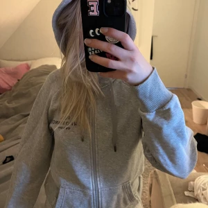 Peak performance hoodie  - Jag säljer en äkta peak performance hoodie med dragkedja. Jag använder den inte därför säljer jag den. Den är lite sliten i slutet på ärmarna men det är inget som syns.