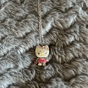 Halsband - Swarovski Hello kitty silver halsband. Når till nyckelbenen. Väldigt lite använt.
