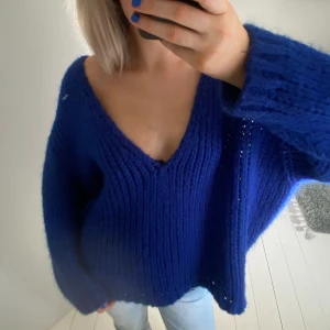 Stickad vringad - Säljer den här sjukt snygga stickade tröjan som är så otroligt najs o härlig, älskar färgen och modellen! Väldigt stor o skön