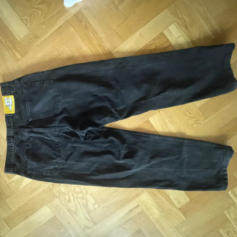 Sparsamt använda svarta Polar 93or i size 32/32. Inga hål eller liknande skavanker. . Jeans & Byxor.