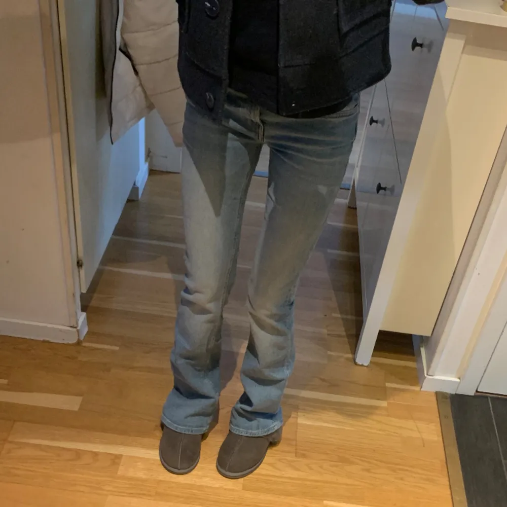 Low waist bootcut jeans dam i ljusblå färg. Storlek xs. Som helt nya har nog bara andvändt en gång för de var tyvärr för stora på mig.    Midjemått: 35cm  Innerbenslängd: 80cm. Jeans & Byxor.