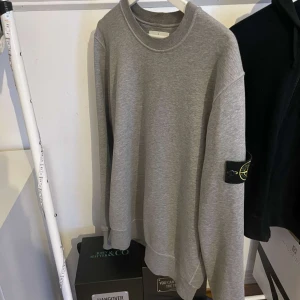 Stone island crewneck - Säljer en riktigt fin stone island crewneck utan några defekter, fortfarande använd men underbart skick. Nypris ≈ 3000, mitt pris: 999kr. Skriv dm om ni har någon fråga!🙌