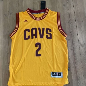 Irving tröja - Säljer min Cleveland cavaliers med Irving på ryggen. Skicket är med 10/10 på denna då den inte används. Står L med passar även XL
