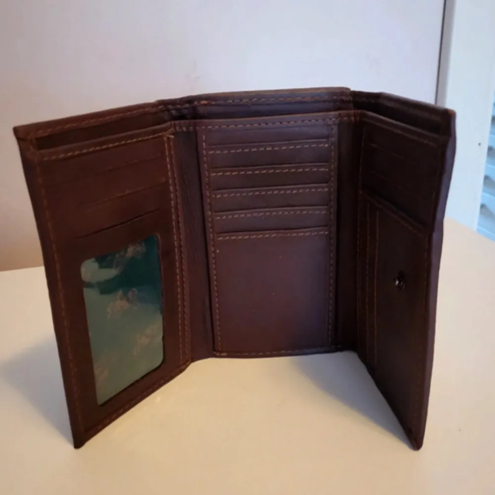 Mycket fint skick brun plånbok!   Priset kan diskuteras!   Lycka till! . Väskor.