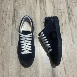 Oliver cabell - Säljer dessa marinblåa Oliver cabell skorna för att dom inte används. Har även bytt snören. Max använda 10 gånger. Lite nedtrampad häl på vänsterskon men inget man tänker på. Skick 7/10. Storlek 42. Pris kan diskuteras 