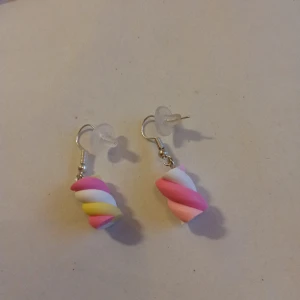 Örhängen med hänge av godis snurrisar . - Örhängen med hänge av snurrisar. Helt nya och oanvända .