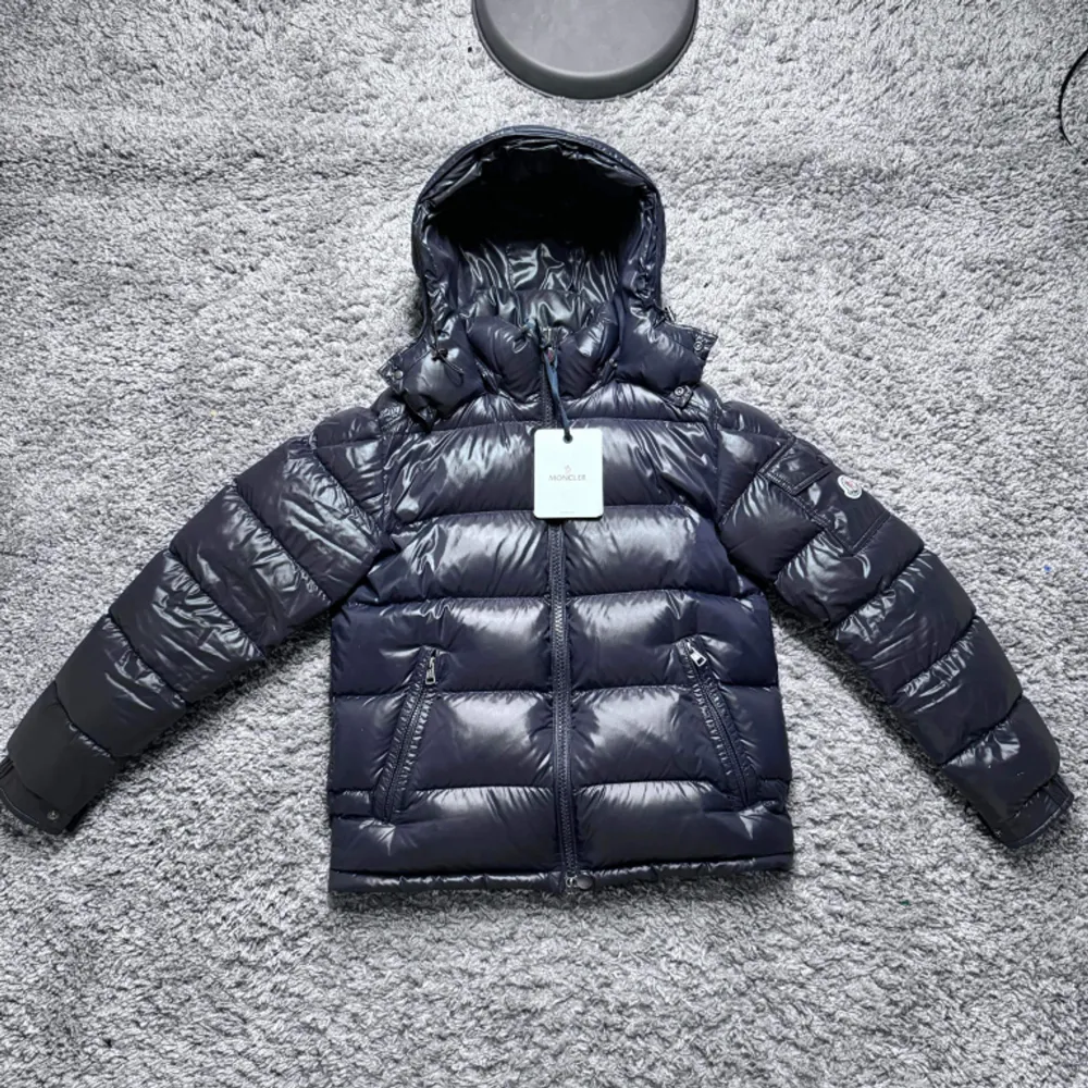 Moncler maya | navy | skick: 9/10, Cartoon i lite sämre skick men fullt godkänd | storlek: 2 (M) tags ingår från nk | pris: 5799:-. Jackor.