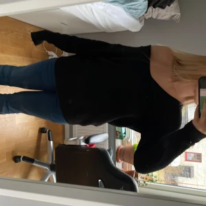 Stickad tröja  - En fin stickad V-ringad tröja, köpt för ungefär 1 år sedan men knappt använts, Jag säljer eftersom jag tycker den är lite för lång men annars jätte mysig. Jag har i vanligt vis storlek xs men denna var lite stor i storleken. Ifrån lager 157, s xs