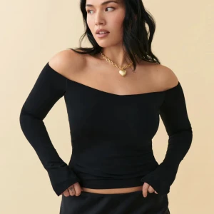 Off shoulder topp - Säljer nu den slutsålda tröjan från Gina Tricot, kommer inte till använding längre men är i väldigt fint skick, skriv för bilder, pris kan även diskuteras🫶