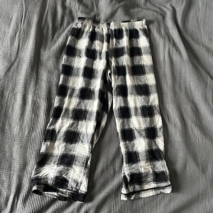 Pyjamasbyxor  - Rutiga pyjmasbyxor i ett mjukt och tunt material utan snören. Anväda men i bra skick. 💘 (vet inte vart dom är ifrån)