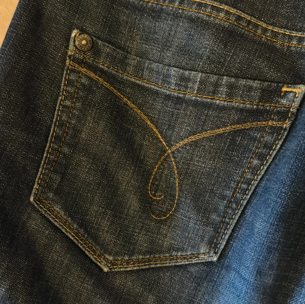 Jeans från esprit som har blivit förstora. Modellen heter star straight och skulle säga att de är midwaist/ lågmidjade. De är slita längst ner på benen då de har varit lite för långa för mig (bild 3). ANVÄND GÄRNA KÖP NU!🩷. Jeans & Byxor.