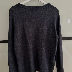 Tröja - Väl använd men fortfarande i gott skick, är själv vanligtvis en storlek M men denna tröja sitter bra på mindre storlekar