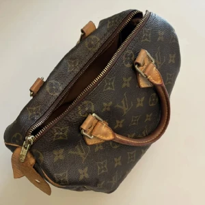 Louis Vuitton Speedy - Säljer min älskade Louis Vuitton Speedy 25’. LV print. PERFEKT storlek men kommer tyvärr inte så mycket till användning längre. Svin snygg. Dustbag finns💗 självklart äkta. GÅR NER I PRIS VID SNABB AFFÄR!!