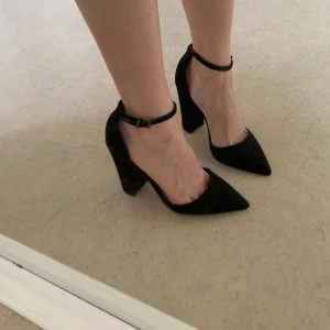 Sandaletter klack - Varsamt använd  Köparen står för frakt  Kika gärna in andra plagg på min profil för att spara på frakt