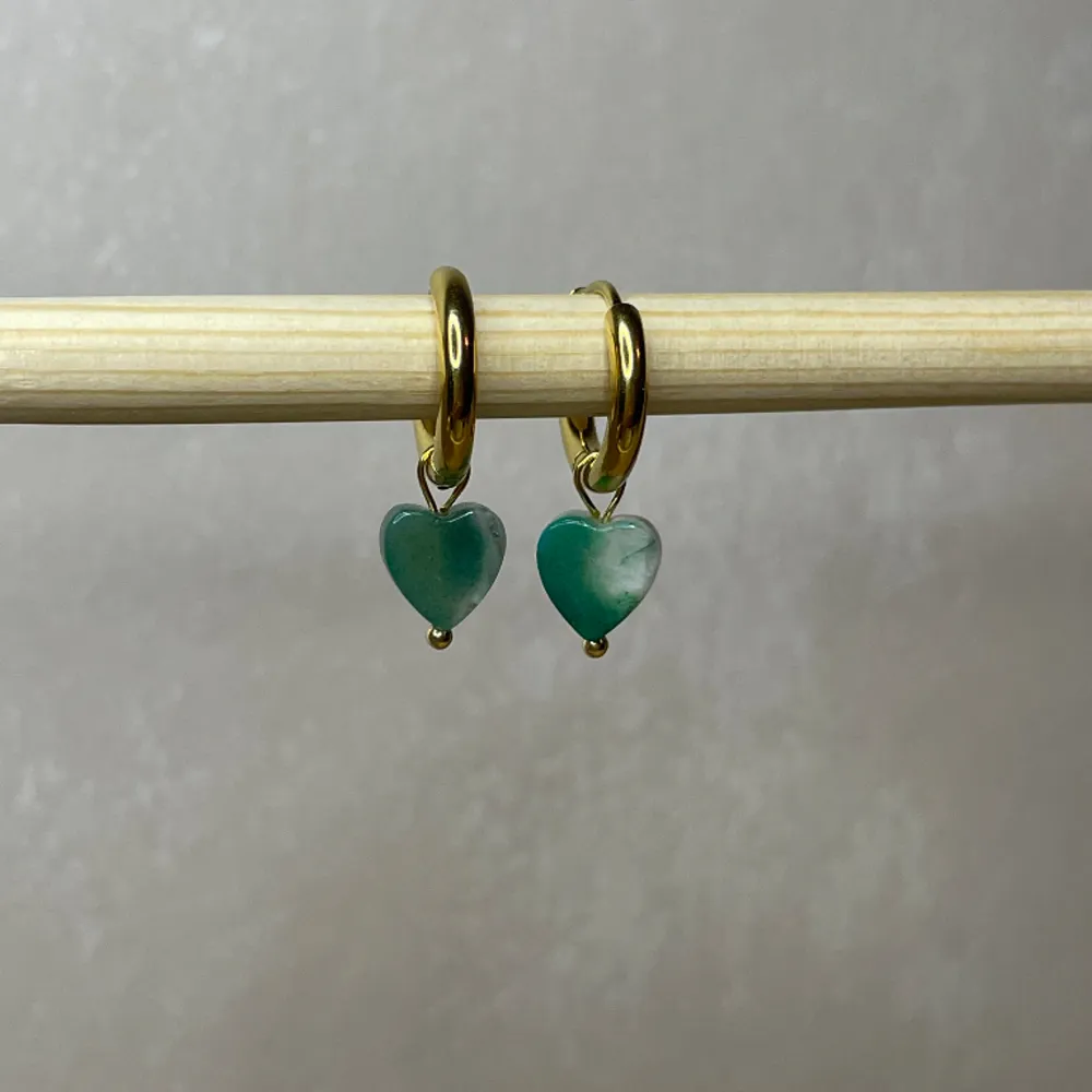 Handgjorda helt nya örhängen, 18k guldplätering. Sten i olika nyanser av grönt/vit och är hjärtformad . Accessoarer.