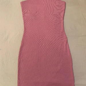 Tubklänning💗 - Råkade köpa dubbelt av samma klänning och är i nyskick, helt oanvänd från hm, färgen ser ljusare ut i verkligheten, är stretchiga material💗💗